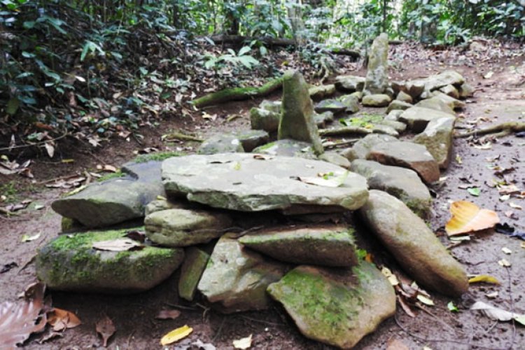 Misteri Eyang Dalem Dungkut Makam Keramat Di Tepi Sungai Cimuntur