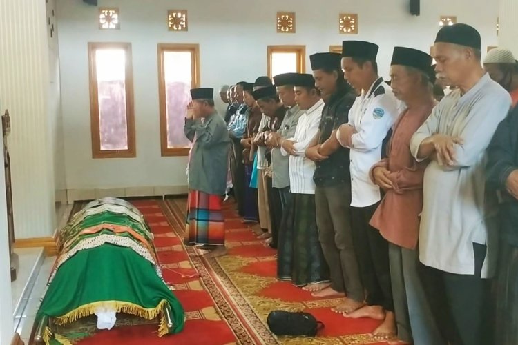 Isak Tangis Keluarga Pecah Sambut Kedatangan Jenazah Korban Tenggelam ...