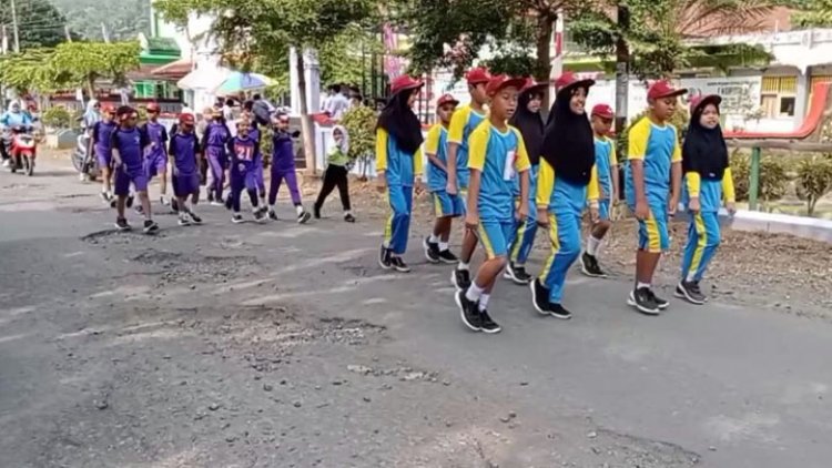 Siswa SD dan SMP Antusias Ikuti Lomba Gerak Jalan Dalam Peringati HUT ke- 77 RI