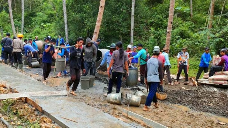 Kompak Gotong Royong, Warga Desa Kubangsari Perbaiki Jalan