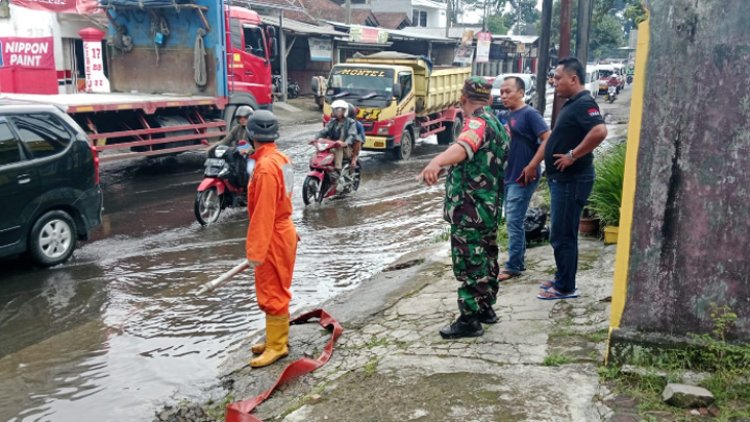 Akibat Hujan Deras, di Mangkubumi TPT Ambrol, Jalan Provinsi Tergenang