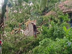 Cuaca Ekstrem Terjang Sukaraja Tasikmalaya, Empat Rumah Rusak dan Kubah Masjid Terbang