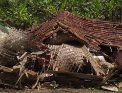 Rumah Semi Permanen Ambruk di Cineam, Kerugian Ditaksir Puluhan Juta