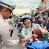 Bukan Razia, Satlantas Polres Tasikmalaya Bagi 500 Takjil di Alun-Alun Singaparna