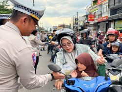 Bukan Razia, Satlantas Polres Tasikmalaya Bagi 500 Takjil di Alun-Alun Singaparna