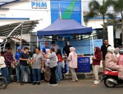 Aksi Sosial Ramadan, PNM Cabang Tasikmalaya Gandeng Gandara Group Tebar Takjil