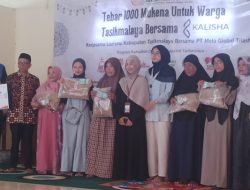 Senyum di Ujung Ramadan, Kalisha Bagikan 1.000 Mukena