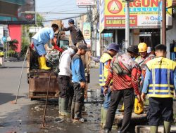 Antisipasi Banjir, Dinas PUTR dan DLH Kota Tasikmalaya Bersihkan Saluran Air di Nagarawangi