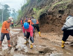 Longsor Tutup Akses Jalan di Cigalontang, Tim Gabungan Bergerak Cepat Lakukan Penanganan
