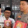 Sisihkan Gaji, Bhabinkamtibmas Tanjungjaya Tasikmalaya Bagikan Al-Qur’an dan Kitab