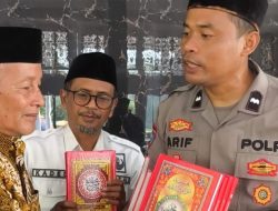 Sisihkan Gaji, Bhabinkamtibmas Tanjungjaya Tasikmalaya Bagikan Al-Qur’an dan Kitab