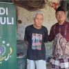 Harapan di Usia Senja, Bah Umar Terharu Terima Bantuan Sosial dari Yayasan Padi