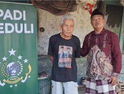 Harapan di Usia Senja, Bah Umar Terharu Terima Bantuan Sosial dari Yayasan Padi