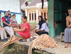 Anyaman Bambu Jadi Nadi Ekonomi Warga Kampung Cikiray Tasikmalaya