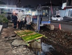 Pipa PDAM Jebol Tersenggol Alat Berat, Air Sembur Tinggi hingga Genangi Jalan