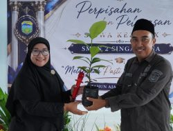 Perpisahan di SMPN 2 Singaparna Penuh Makna, Orang Tua Hadiahkan Bibit Durian untuk Sekolah