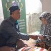 Empat Tahun Hidup dalam Gelap, Mak Engkon Terharu Terima Bantuan dari Yayasan Padi