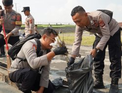 Peduli Lingkungan, Puluhan Personel Polres Tasikmalaya Gotong Royong Bersihkan Alun-Alun Singaparna