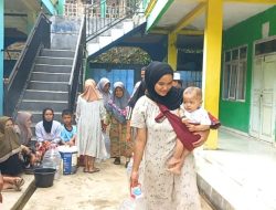 Kemarau Keringkan Sumur, Ratusan Warga Bojonggambir Antre Air Bersih di Masjid