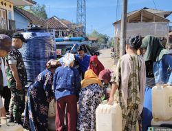 Polisi Bersama Pemkab Turun Tangan Atasi Krisis Air Bersih di Bojonggambir