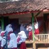 Miris! 25 Siswa SD di Taraju Tasikmalaya Belajar di Rumah Panggung Lapuk