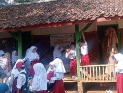 Miris! 25 Siswa SD di Taraju Tasikmalaya Belajar di Rumah Panggung Lapuk
