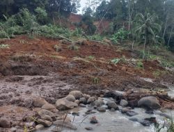 Material Longsor di Kampung Naga Belum Dibersihkan, Warga Khawatir Tebing Susulan Ambrol