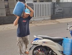 Kemarau Panjang, Penjual Air Keliling di Cigalontang Tasikmalaya Kebanjiran Pesanan