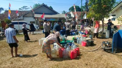 Krisis Air Bersih Meluas, Polsek Tanjungjaya Salurkan 5.000 Liter Air untuk Tiga Kampung Terdampak Kekeringan