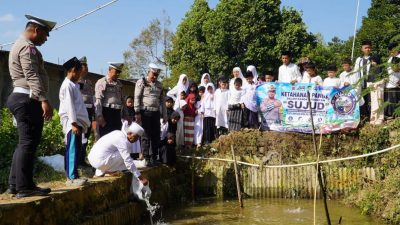 Satlantas Polres Tasikmalaya Salurkan Kambing hingga Benih Ikan, Dorong Ketahanan Pangan Berbasis Pesantren