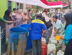 380 KK di Cikubang Taraju Kesulitan Air, FK Tagana Bergerak Salurkan 18 Ribu Liter