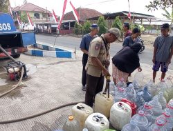 Tagana Kembali Salurkan 6.000 Liter Air Bersih untuk Warga Sukaraja