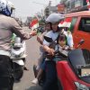 Semarak Kemerdekaan, Satlantas Polres Tasikmalaya Turun ke Jalan Bagikan Bendera Merah Putih