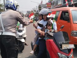 Semarak Kemerdekaan, Satlantas Polres Tasikmalaya Turun ke Jalan Bagikan Bendera Merah Putih