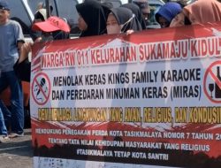 Protes Tempat Hiburan dan Dugaan Miras, Puluhan Warga Desak Karaoke Kings Family Ditutup
