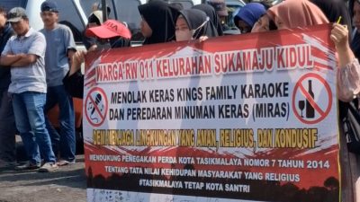 Protes Tempat Hiburan dan Dugaan Miras, Puluhan Warga Desak Karaoke Kings Family Ditutup