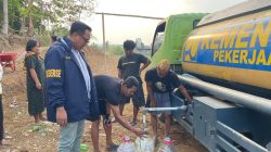 Krisis Air Bersih, Polisi Turun Bawa Bantuan untuk Warga Tanjungjaya