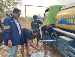 Krisis Air Bersih, Polisi Turun Bawa Bantuan untuk Warga Tanjungjaya