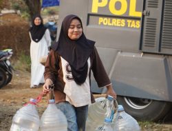 Water Cannon Polres Tasikmalaya Berubah Jadi Armada Air Bersih, Warga Tanjungjaya Antre Bawa Wadah