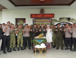 Bawa Tumpeng, Kapolres Tasikmalaya Rayakan HUT ke-81 TNI dengan Cara Berbeda