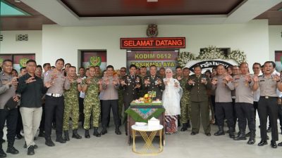 Bawa Tumpeng, Kapolres Tasikmalaya Rayakan HUT ke-81 TNI dengan Cara Berbeda