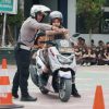 Tekan Kecelakaan Remaja, Polisi Bekali Pelajar Tasikmalaya Teknik Berkendara Aman