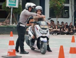 Tekan Kecelakaan Remaja, Polisi Bekali Pelajar Tasikmalaya Teknik Berkendara Aman