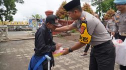 Perkuat Kamtibmas Lewat Jumat Berkah, Polres Tasikmalaya Bagikan 100 Paket Nasi Kotak ke Jamaah