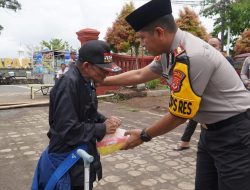 Perkuat Kamtibmas Lewat Jumat Berkah, Polres Tasikmalaya Bagikan 100 Paket Nasi Kotak ke Jamaah